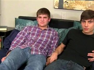 Großer Schwarzer Schwuler Sex Zum Ersten Mal. Er Bewundert Zadens Dicken Schwanz, Bevor Er