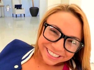 Katerina In Glazen Geneukt Met Grote Lul, Katerina, Een Toegegeven Grootte-koningin, Stond Op Het Punt Om Haar Te Vullen. Deze Nerdy Blonde En Sexy Cutie Houdt Van Grote Pikken. Chris Luisterde Van Een Afstand, En Toen Ze Eenmaal Begon Te Masturberen, Kon