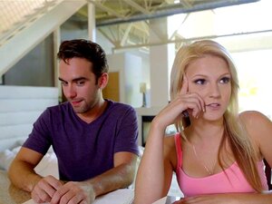 Hope Harper Und Mega Heiße MILF Jennifer White In Einem Dreier. Mega Heiße MILF Jennifer White Schleicht Sich An Ihre Stieftochter Hope Harper, Während Sie Sex Mit Ihrem Freund Hat. Jennifer White Nimmt Den Schwanz Des Harpers-Freundes In Den Mund Und Der