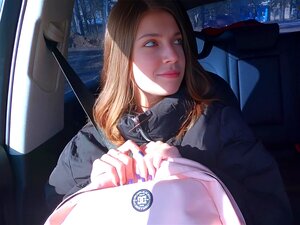 Neiskusna Ljepotica Koja Stopira Mislila Je Da će To Biti Besplatno