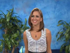 Naakt Voor Haar Seksuele Massage. Mooie Sexy Vrouw Gaat Naakt Voor Haar Seksuele Massage