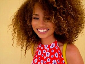 Voyeur Stopt Met Hete Bh-loze Ebony Schatje Cecilia Lion