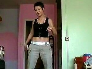 Krótko Ostrzyżona, Figlarna Dziewczyna Rozbiera Się I Bawi Się Mną, Zawsze Szybko Się Włącza, Gdy Widzi, Jak Mój Wielki Kutas Pulsuje. Sprawdź Moją świeżą Brunetkę, Która Rozbiera Się I Połyka Mojego Dużego Kutasa, żebym Spuścił Się W Jej Usta W Scenie PO