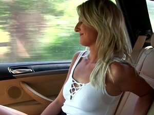 Blonde Flitsende Kut Voor Taxikorting. Tsjechische Amateur Blonde Babe Flitst Kut Upskirt Voor Nep Taxi Kortingsrit, Dan Trekt De Chauffeur Zich Terug En Likt En Neukt Haar Kut Op De Achterbank In Een Stille Openbare Plek