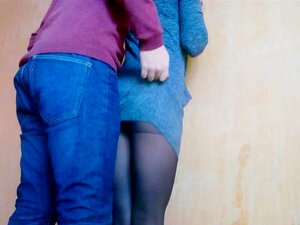 Er Fickt Meine Enge Kleine Muschi. Ich Spritze So Viel Und Mache Einen Fußjob