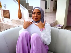 Donnie Besöker Sin Nya Kollega, Hijab-bärande Babe Babi, Och Erbjuder Sig Att Hjälpa Henne Att Vänja Sig Vid Sitt Nya Jobb. Babi Vet Att Hon är Blyg Så Hon Litar På Donnie För Att Hjälpa Henne Att Vara Mer Bekväm Med Att Vara Social. Visar Sig I Amerika A