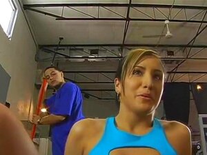 Fitness Dreams, Un Amigo Mío De La Universidad De Cine, Quería Una Oportunidad Para Disparar Para Nosotros. Así Que Le Di Una Chica Para El Día Y Esto Es Lo Que Hizo Para Nosotros. Al Parecer, Su último Trabajo Fue En Un Gimnasio Y El Pobre Baboso Tuvo Qu