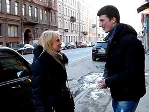 Pénétration Profonde Dans Un Trou Mouillé. Le Trou Mouillé D'une Salope Endure Une Pénétration Profonde Par Une énorme Bite