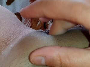 Ενώ ο γείτονάς μου είναι απασχολημένος παίζοντας μέρες πάει Αυνανίζομαι και γάμα το μουνί μου-Lesbian_illusion