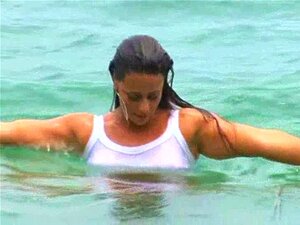 Deixe-se Envolver Pela Sedução Irresistível De Vivian Araujo Enquanto Ela Se Despe Por Completo Em Uma Aventura Quente Na Praia. Experimente O Prazer Como Nunca Antes!