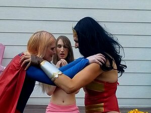 Wonder Woman Bondage - Porno @ TeatroPorno.com