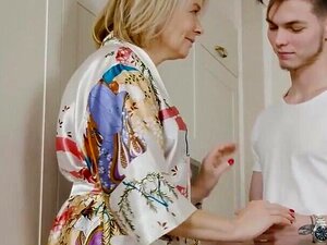 SHAME4K. Tip Jebe Stariju Damu Dok Njen Muž Odmara