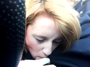 Курваста плавуша жена пружа сјајан пушење у колима