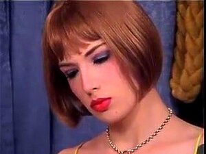 Speelmeisje In Geel Ondergoed Vastgebonden En Geslagen Door Haar Slavendrijver,