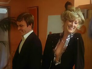 Sue Lloyd Gola - Kučka - 1979. Sue Lloyd U Golotinji Iz The Bitch Koja Je Objavljena 1979. Godine, Pokazuje Nam Svoje Sise, Guzu I Grm Uključujući Punu Frontalnu Golotinju U Seks Sceni