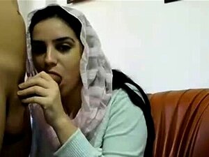 Få En Nära Och Personlig Upplevelse Med En Het Europeisk Babe I Denna Amatör POV Webcam-video. Se Hur Hon Tillfredsställer Sin Lust För Kuk På Det Mest Voyeuristiska Sättet Möjligt.