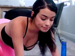 Είσαι η σοβαρή θετή μαμά - Η θετή μαμά γιόγκα γαμάει τον φίλο μου και συμμετέχω;