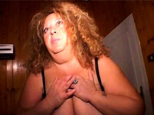 Isorintainen Italialainen Nainen Antaa Suihinoton