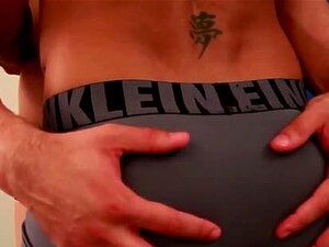 Pareja Gay De ébano Follando El Culo En Primer Plano. Pareja Gay De Ébano Follando El Culo En Primer Plano Con Una Conclusión Cremosa