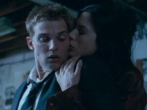 Böse Latexfrau Quält