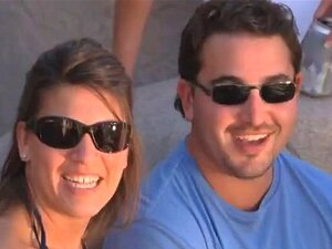 Busiga Swingerpar Har En Vild Fest I Poolen