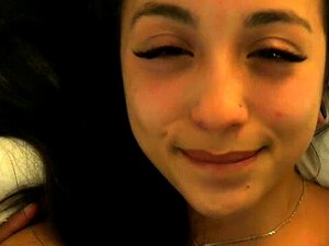 Liten Alien Fly Flyger In I 2 Tyska Tonårsstyvsystrars Rum Pov