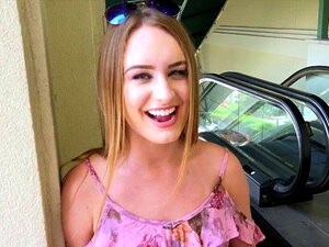 Rokend Hete Blonde Daisy Stone Neukt Een Vreemde Voor Geld. Een Grappige En Stoute Vreemdeling Bewijst Zijn Expertise Op Het Gebied Van Het Overtuigen Van Sletterige Babes Zoals De Bloedhete Blonde Babe Daisy Stone Om Haar Tieten Te Laten Zien, Haar Kut T