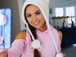 **Βλέπει πόσο χαριτωμένη είναι η μικρή Ασιάτισσα. ** βλέπει πόσο χαριτωμένη είναι και δεν μπορεί να συγκρατηθεί. Πυροβολεί το σφηνάκι του. Η Elle ξεσπάει το μικρό μουνάκι της και δείχνει σε αυτόν τον γκόμενο ότι τίποτα δεν είναι πιο σφιχτό από ένα ασιατικ