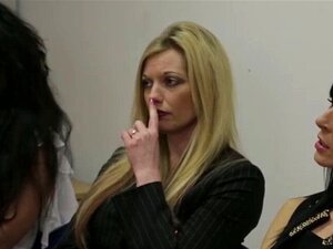 Обућена риба понижава идиота. Обучена риба понижава кретена дркањем и пушењем током презентације
