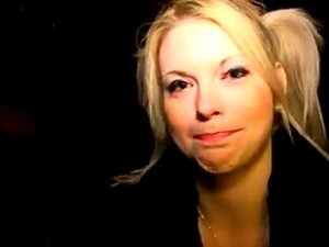 Versautes Blondes Mädchen Lutscht Schwanz Unter Dem Tisch Bei Einer Orgie