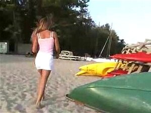 Plavuša Se Samozadovoljava Na Plaži