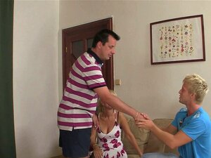 Stari Par Uvlači Svoju Plavušu Djevojku U Seks U Obitelji. Stari Par Uvlači Svoju Plavušu U Seks U Obitelji