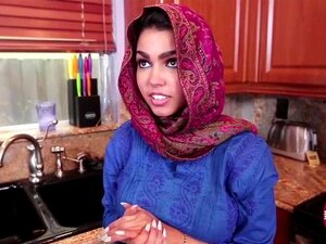 Mooie Aziatische Slet Ada Sanchez Krijgt Slutty Met Een Knuffel. Zodra Deze Schattige Aziatische Cutie Ada Sanchez Haar Nieuwe Plek Bereikt Met Een Of Andere Hunk Dude In Het Huis, Die Niet In Staat Lijkt Zijn Sensuele Bedoelingen Naar Haar Toe Te Stoppen