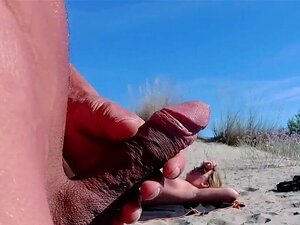 That Guy Pulls Out His Large Wang In Front Of This Stranger ... How Will That Babe React ...? It Is Indeed Risky!