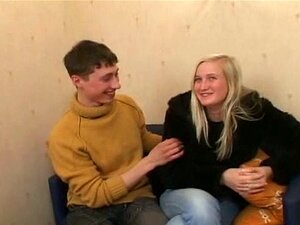 Кад гола девојка