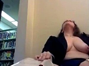Großtittige Bibliothekarin öffentliche Masturbation
