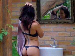 Schönes Zierliches Model Posiert In Perfekter Unterwäsche. Schönes Zierliches Modell Sophie Posiert In PerfektER Unterwäsche Im Freien, Bevor Sie Ihren Perfekten Körper Enthüllt. Süße Babe Posiert Und Zeigt Perfekten Arsch In Heißer Unterwäsche. Nach Perf