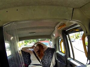 Vordere Rothaarige Amateurin Fickt Im Londoner Taxi. Vordere Amateur-Rothaarige Fährt Im Londoner Fake-Taxi Und Spricht Mit Dem Fahrer, Bald Zieht Er über Sein Taxi An Einem Ruhigen öffentlichen Ort, Und Sie Lutscht Und Fickt Seinen Großen Schwanz POV