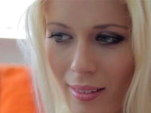 Сјајна плавуша куртизана даје свој најбољи пушење за х. Плава сензуална елитна курва пуши својим клијентима тврдо и велики курац у кревету