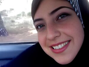 Försvinn In I Den Förföriska Tjusningen Hos En Välutrustad Arabisk Skönhet Som Visar Upp Sina Tillgångar I Ett Het Möte I Bilen. Förbered Dig På En Oförglömlig åktur!