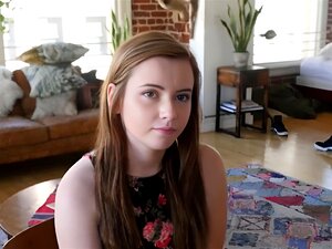 Полусестра завршила са полубратом. Свежа полусестра жели да научи о птицама и пчелама, полубрат даје сексуално образовање својим великим курцем у њену уску пичку