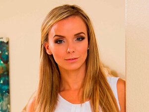 Jane Doux Neukt In De Slaapkamer Met Haar Poesje