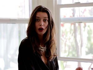 Achter De Schermen Met Miss October 2014 Roxanna June, Ga Achter De Schermen Met Onze Sexy Miss October 2014, Roxanna June, Op De Hollywood-set Van Haar Centerfold-shoot Met Fotograaf Sasha Eisenman. Bruinharig, Blauwogig En Helemaal Natuurlijk, Roxanna H