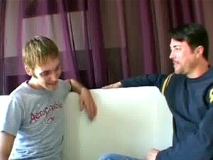 Außergewöhnlich Gut Bestückte Süße Bohrt Einen Alten Queer
