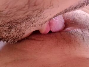 BIZARRE CLOSE-UP CLIT! Het Eten Van Uitstekende Jeugdige Harige Spuitende Kut.