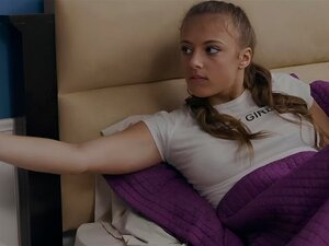 Verführerische 19-jährige Lesben Verwöhnen Sich Gegenseitig In Aufregender 69-Position. Schlemme Mit Ihnen Bei Einem Sündigen Festmahl Und Lass Ihre Unstillbare Lust Erwachen.