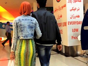 2 Wordt Gewiebeld Door Hijab Butt