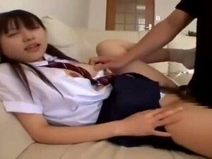 Asiática De Pecho Plano Y Atrevida