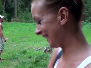 Garotas Europeias De Biquíni Chupando Pau Em Uma Orgia Ao Ar Livre. Gostosas De Biquíni Europeia Chupam Pau Em Orgia Ao Ar Livre Enquanto São Dedilhadas E Se Sessenta