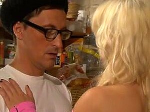 Η Tina (Γερμανίδα πουτάνα) γαμιέται στην κουζίνα με χύσιμο μέσα